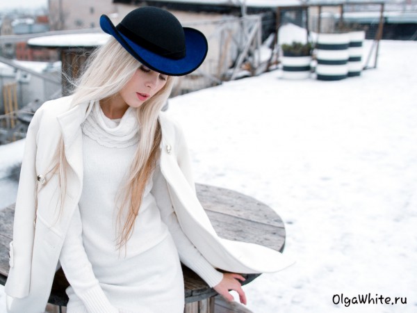 Черная синяя фетровая женская шляпа купить к белому пальто