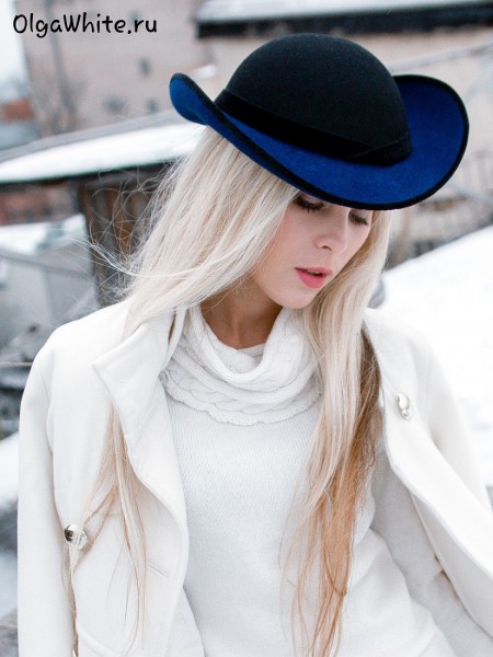 Черная синяя фетровая женская шляпа купить к белому пальто