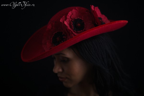 Красная широкополая шляпа с цветами