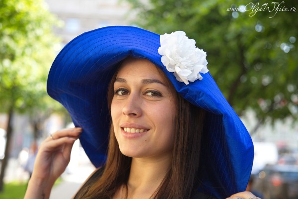 Синяя широкополая шляпа с мягкими полями до плеч