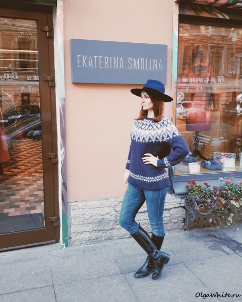 Синяя фетровая широкополая шляпа с прямыми полями на Юлии Каргиновой, директоре Модного Дома Екатерины Смолиной