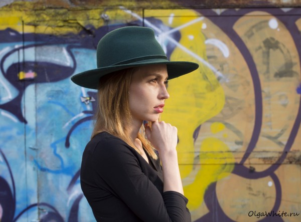 Зеленая широкополая шляпа с прямыми полями купить в СПб