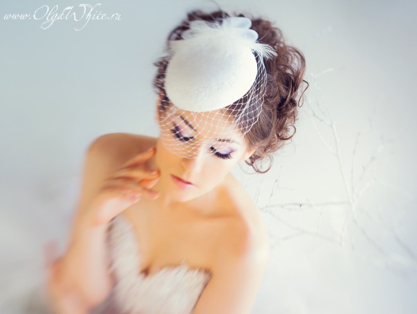 Свадебная белая шляпка-таблетка с вуалью 