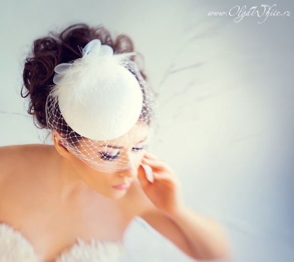 Кипельно-белая свадебная шляпка-таблетка с вуалью 