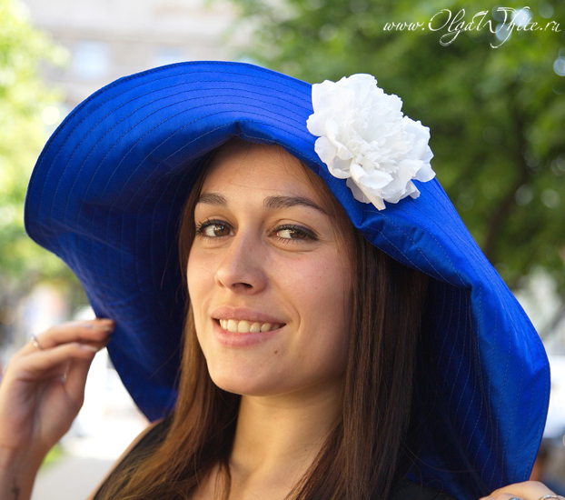 Синяя шелковая широкополая шляпа с мягкими полями до плеч