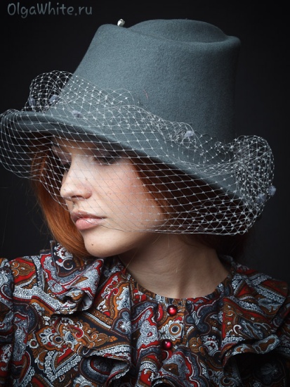 Серая фетровая женская шляпка с опущенными полями и вуалью