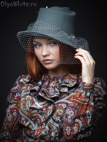 Серая фетровая женская шляпка с опущенными полями и вуалью
