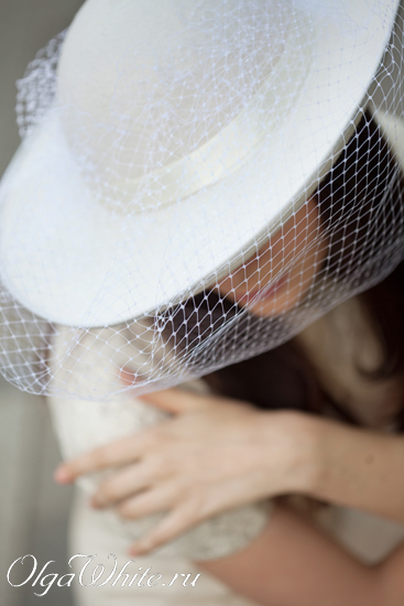 Широкополая белая свадебная шляпа с вуалью