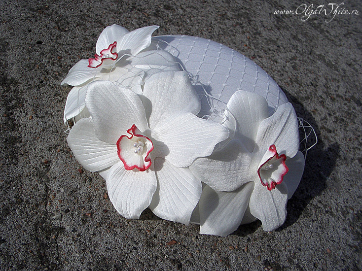 Свадебная шляпка-таблетка с цветами